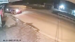 Motorcyclist Jumps Over Truck And Is Run Over » Uncensored