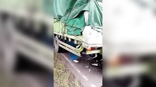 Motorcyclist Overtakes A Truck And Dies » Uncensored Video