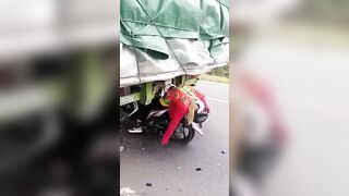 Motorcyclist Overtakes A Truck And Dies » Uncensored Video