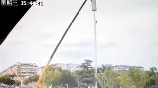 A Worker Fell From A Height While Assembling A Mast »