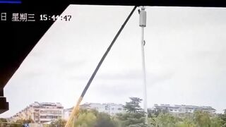 A Worker Fell From A Height While Assembling A Mast »