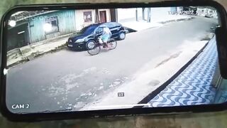 Tiantian Woman Was Killed By A Falling Pole While Riding A Scooter (FU