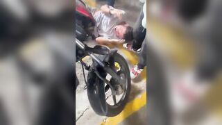 Drunk Riding A Motorcycle Caused An Accident And Was Kicked By A Gangster