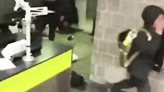 Mother And Daughter Had An Argument At The Airport Over B(1)