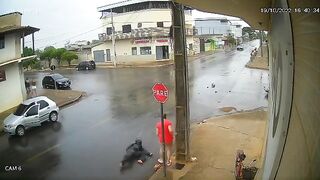 Motorcycle Ignores Stop Sign, But Other Driver Gets Ticketed (1)