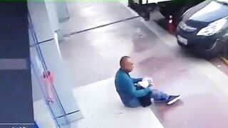 Killer Pretends To Be Homeless And Is Waiting For Victim