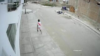 A Woman Gets Retribution Immediately After Being Mugged On A Peruvian Street