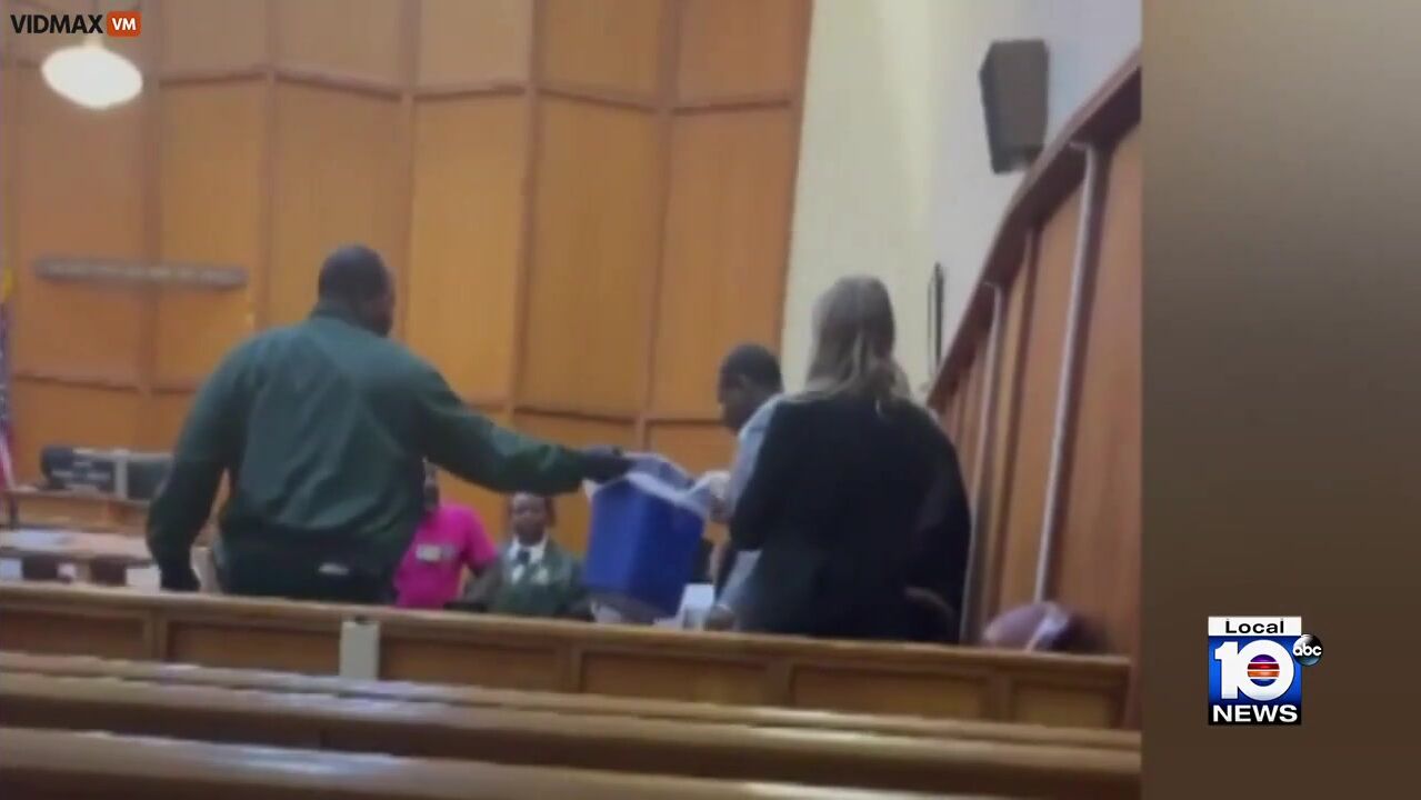 Man Drinks Bleach In Court After Jury Finds Man Guilty - Video