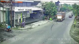 couple brutally hit by the bus 