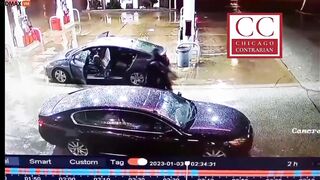 Two Thugs Execute Man In Car At Chicago Gas Station - Vi