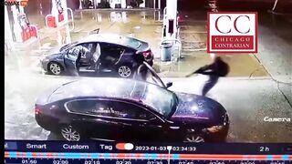 Two Thugs Execute Man In Car At Chicago Gas Station - Vi