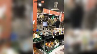 Black Woman Caught Stealing From Spanish Greengrocer Destr