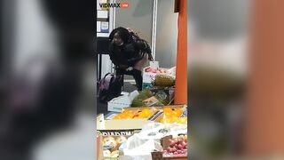 Black Woman Caught Stealing From Spanish Greengrocer Destr