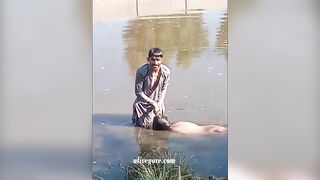 A Man Drowned A Man In Front Of Witnesses. Video