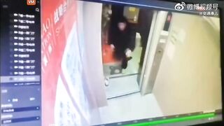 The Elevator Broke Down When The Father Took His Child To The Hospital