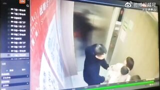 The Elevator Broke Down When The Father Took His Child To The Hospital