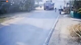 Fully Loaded Bus Overturns - Video - VidMax.com