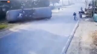 Fully Loaded Bus Overturns - Video - VidMax.com