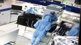 Crazy Video Shows Chinese Lab Technician Strangling His Colleague