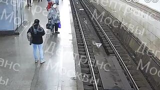 In Moscow, A Teenager Was Pushed Onto The Tracks In The Subway (1)