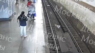 In Moscow, A Teenager Was Pushed Onto The Tracks In The Subway (1)