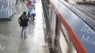 In Moscow, A Teenager Was Pushed Onto The Tracks In The Subway (1)