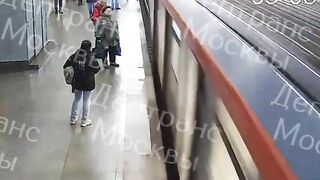 In Moscow, A Teenager Was Pushed Onto The Tracks In The Subway (1)