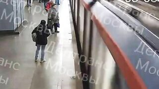 In Moscow, A Teenager Was Pushed Onto The Tracks In The Subway (1)