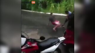 Man Run Over By Tuk-tuk During Fight – Video – VidMax.