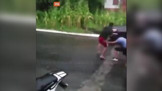 Man Run Over By Tuk-tuk During Fight – Video – VidMax.