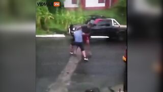 Man Run Over By Tuk-tuk During Fight – Video – VidMax.