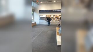 Man Robs IPad Of Verizon Store - Video - VidMax.com