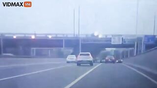 SUV Falls From Detroit Overpass Onto Freeway – Video – Vi