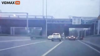 SUV Falls From Detroit Overpass Onto Freeway – Video – Vi