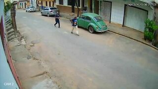 Robber Attacks An Old Man From Behind With A Stone (1)