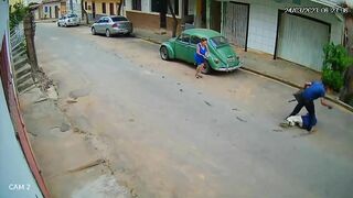 Robber Attacks An Old Man From Behind With A Stone (1)