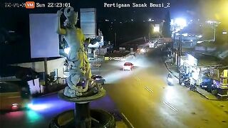 Truck Without Brakes Destroys Statue - Video - VidMax.com