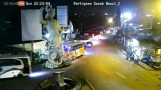 Truck Without Brakes Destroys Statue - Video - VidMax.com