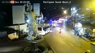 Truck Without Brakes Destroys Statue - Video - VidMax.com