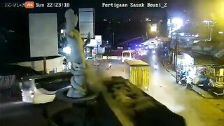 Truck Without Brakes Destroys Statue - Video - VidMax.com