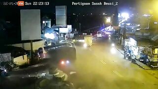 Truck Without Brakes Destroys Statue - Video - VidMax.com