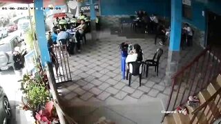 Two Criminals Entered A Restaurant And Started Taking Mobile Phones