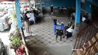 Two Criminals Entered A Restaurant And Started Taking Mobile Phones