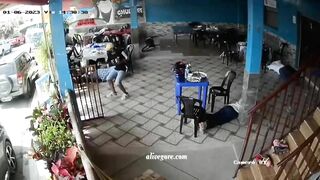 Two Criminals Entered A Restaurant And Started Taking Mobile Phones