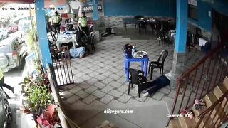 Two Criminals Entered A Restaurant And Started Taking Mobile Phones