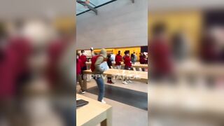 Watch The Mob Get 100% Off At This Apple Store In Pennsylvania