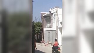 Workers Are Cooking On The Roof At High Speed