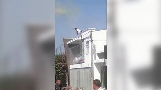 Workers Are Cooking On The Roof At High Speed