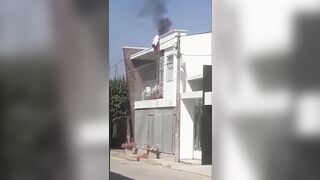 Workers Are Cooking On The Roof At High Speed