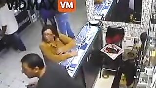 Young Jewelry Thief Receives South American Street Justice